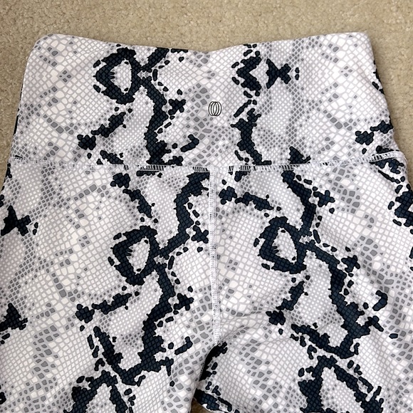 Balance Collection Small. Lack Snake Pattern Tights - Picture 4 of 8